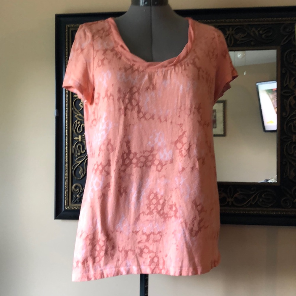 Jennifer Lopez peach color T-shirt